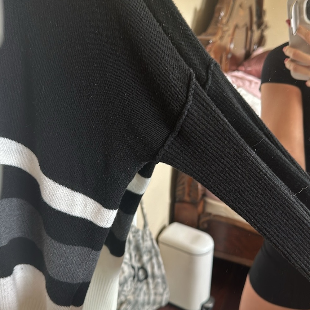 Color Block Sweater - Picture 2 of 4